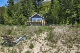 Boona Vista|Lake Michigan Beach Front Cottage