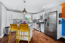 Neon Nest | 3BR Townhome |Near Downtown |Beach |Wineries