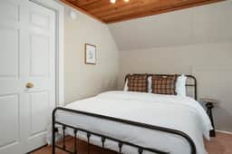 Astra Cottage | Hot Tub | 3BR Near Downtown & TART Trail | Grill