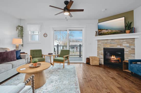 Ivy House: 3BR Townhome Downtown Beaches Wineries