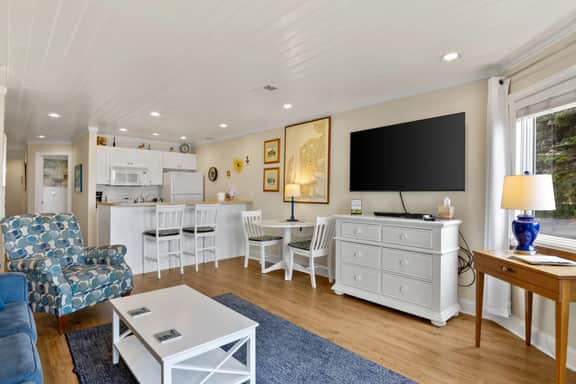Beachside Haven 102 |Beachfront Condo |Near Downtown + Tart Trail