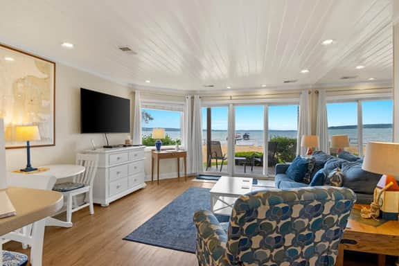 Beachside Haven 102 |Beachfront Condo |Near Downtown + Tart Trail