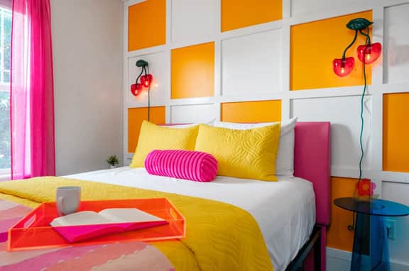Neon Nest | 3BR Townhome |Near Downtown |Beach |Wineries
