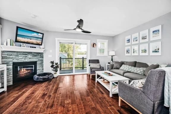 Lakescape | Modern 3BD Townhome |Downtown|Wineries