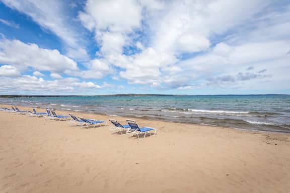Sandy Haven 109|Direct Beach Access| Downtown + Tart Trail