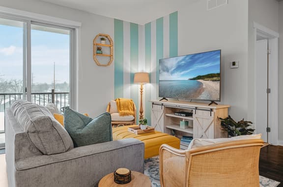 Shoreline: 2BR Condo Near Downtown, The Bay and Wineries