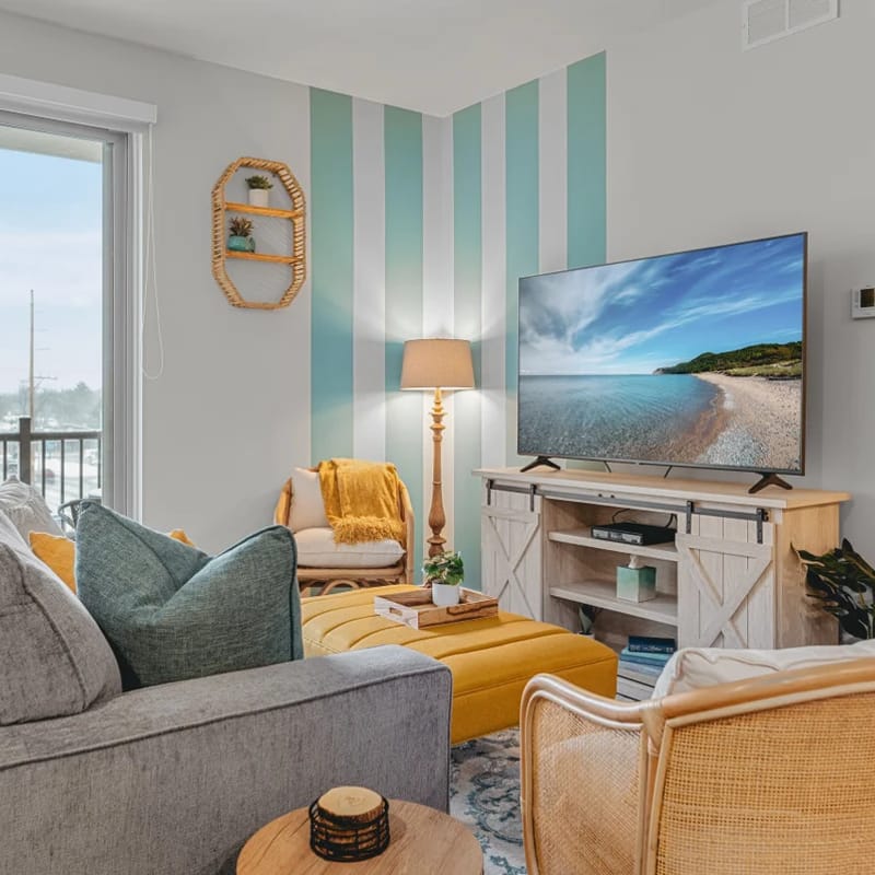 Shoreline: 2BR Condo Near Downtown, The Bay and Wineries
